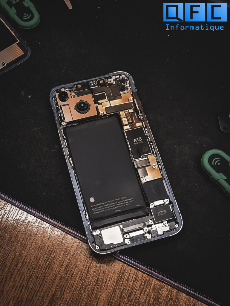 Réparation d'un iPhone 14 en cours avec la carte mère visible